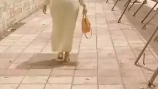 ام كبيرة ترضع ولد كبير من ثديها