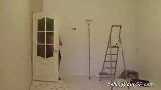 فتاة روسية سمراء تأخذ قضيبًا بين الأعراق في مشهد إباحي جامح