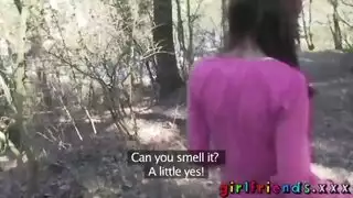 عاهرات يتم إيلاجهن مزدوجًا في البرية، ثم قذف على الوجه على الساحل