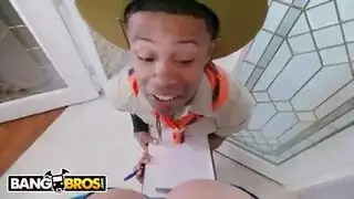 حل علني للفتاة المتلهفة: تركيب قضيب صلب على المسرح