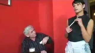 بنت صغيرة تلعب بالعب يفشخها جدها بزب كبير