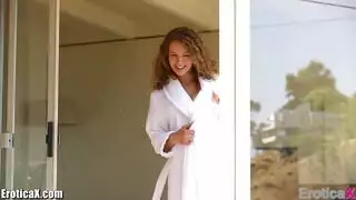 فتاة مجعدة الشعر تتعمق في الحلق وتُملأ بالسائل المنوي