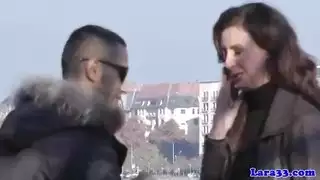 تصوير إباحي على شاطئ البحر: أثداء كبيرة وأمواج المحيط