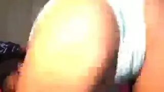 زوج خجول يشاهد زوجته تستقبل قضيبين في مشهد إباحي صريح