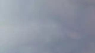 شقراء بملابس صفراء وحذاء طويل تأخذ قذفًا وجهيًا صريحًا