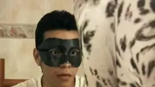 نيك شرجي حار مع أم بينما يتحول الطهي إلى فعل قذر