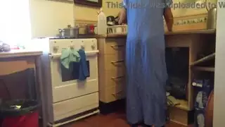 زوجة الأب العربية تلعس كس زوجة الابن بالتبني على أرضية المطبخ