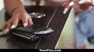 المال لا يشتري الحب لكنه يشتري فرج نجمات الإباحية