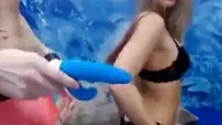 كوميديا إباحية للزوجين: جماع عنيف على السرير