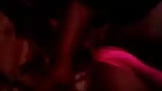 فتاة سمراء هاوية تظهر مواهبها في التعمق بالحلق