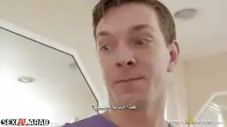 يخدر أمه حتى ينيكها