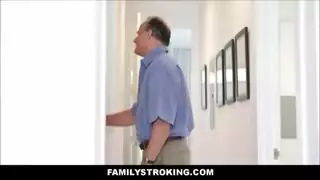 زوجة الأب تتلقى ضربات من قضيب ابن الزوج العملاق