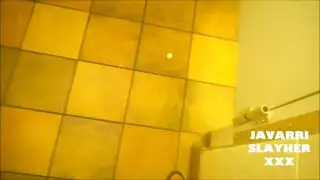 جنس عنيف في حمام المطعم بقضيب ضخم يخترق طيزاً مثالياً