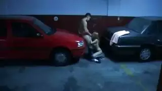 ينيكها هو و أصدقائه باليد و زب