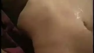 سحاق ملبن تسكب الماء عليها