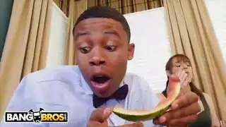 العاشق الأسود يمارس الجنس معها بشراسة قبل العمل