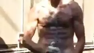 فم الشاعر الساخن على بظرها في مشهد إباحي صريح