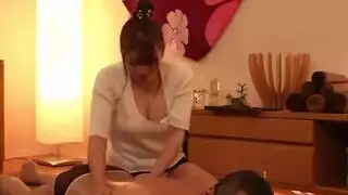 تقييد صعب: سمراء بشعر قصير تحصل على لعبة جلدية في فمها