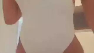فتاة البيكيني الذهبي تزيل الجوارب الطويلة وتأخذ قضيبًا كبيرًا داخلها
