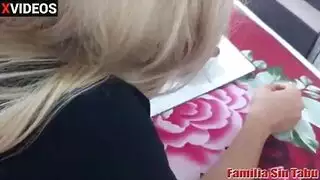 ساقان تشيكيتان تُفتحان على مصراعيهما لجيني في علاقة جنسية جماعية