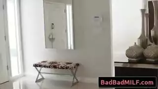 جلسة آيدن الجنسية الحارة: تئن على السرير