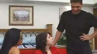 وكانت فاتنةان فرك الهرات معا وجعل الحب مع صديقهم وسيم