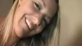 ينيك اخته وامه تحت سرير تسمع ضربات وتخرج له