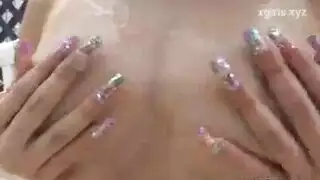 آسيوية ناعمة تمارس الجنس مع قضيب أسود ضخم وهو لا يكتم أنينه