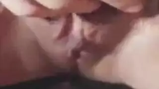 ربة منزل وحيدة تستمني بقوة في كل غرفة فارغة، بنطال الكاكي على الأرض