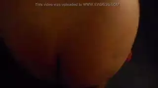 زوجة حنونة في جوارب تأخذ قضيبًا كبيرًا في فمها وتحصل على قذف على الوجه