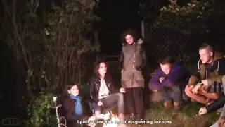 جنس جماعي جامح: ممارسة جماعية حول نار المخيم في الغابة