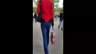 فتاة مجعدة الشعر مثيرة ذات أثداء ضخمة تلعب بكسها المشعر وتقذف بشدة