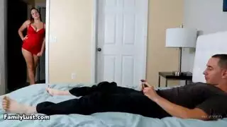 امرأة ناضجة عاهرة تمتلئ فتحاتها في جنس جماعي