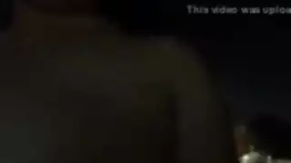 بصق على وجهها، قضيب في مؤخرتها: حفلة جيمي لي الجنسية في الفندق