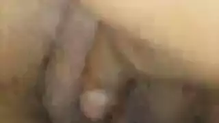 سيد ياباني يمارس الجنس مع فتحتها المتدفقة