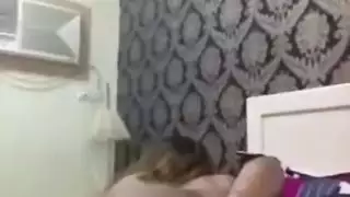 امراة محجبة تتجول في المنزل عارية