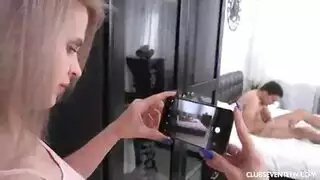 تم القبض عليها وهي تستمني في الحديقة، الفتاة الضئيلة تأخذ قضيبًا كبيرًا