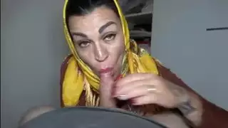 محجبة ذات صدر كبير تُمارس الجنس في مؤخرتها الكبيرة في مشهد إباحي