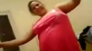 فتاة عربية سمينة تبلع السائل المنوي في فيلم صريح