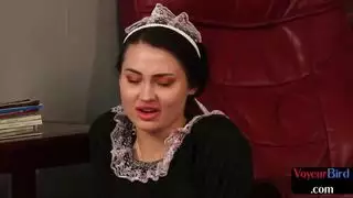 خادمة فيمدوم في جوارب تجعل رئيسها يقذف بفمها الرطب وجسدها الساخن