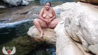 عرض إباحي علني: بينيلوبي أولسن تظهر بزازها العارية وكسها الرطب في العراء