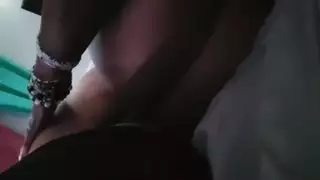 التسلل إلى جدة صديقي لرؤية مؤخرتها الرطبة وديك الكبير بينما لديها ثدي صغير