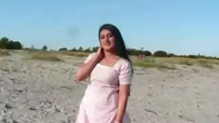 فتاة جنوب آسيوية محجبة تمتلئ بالسائل العربي، وهي تصرخ