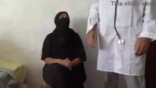 أم عربية مصدومة بينما يمنحها الطبيب قضيبًا عميقًا