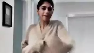 نجمة إباحية عربية تقدم مشهدًا صريحًا xxx