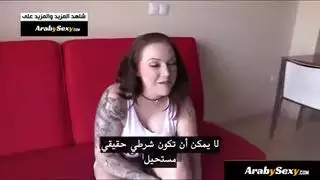 فتاة ممتلئة الصدر تغازل شرطياً مثاراً: مشاهد إباحية بوليسية صريحة