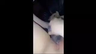 مشهد إباحي: مشاهير مشهورون يمارسان الجنس المزدوج مع عذراء باستخدام قضيب زجاجي عملاق