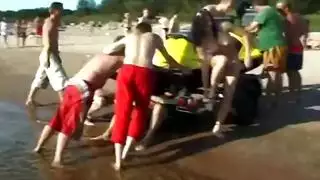 وليمة قضبان مراهقين للبابا سيباستيان على الشاطئ العام