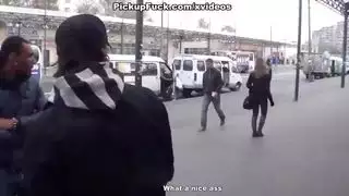 نجم إباحي تايلاندي يرتدي النظارات يؤدي جنساً فموياً فوضوياً في الحديقة