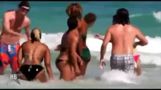 فتاة مكتنزة ذات ممتلكات ضخمة تأخذ دبل بنتريشن قاسي